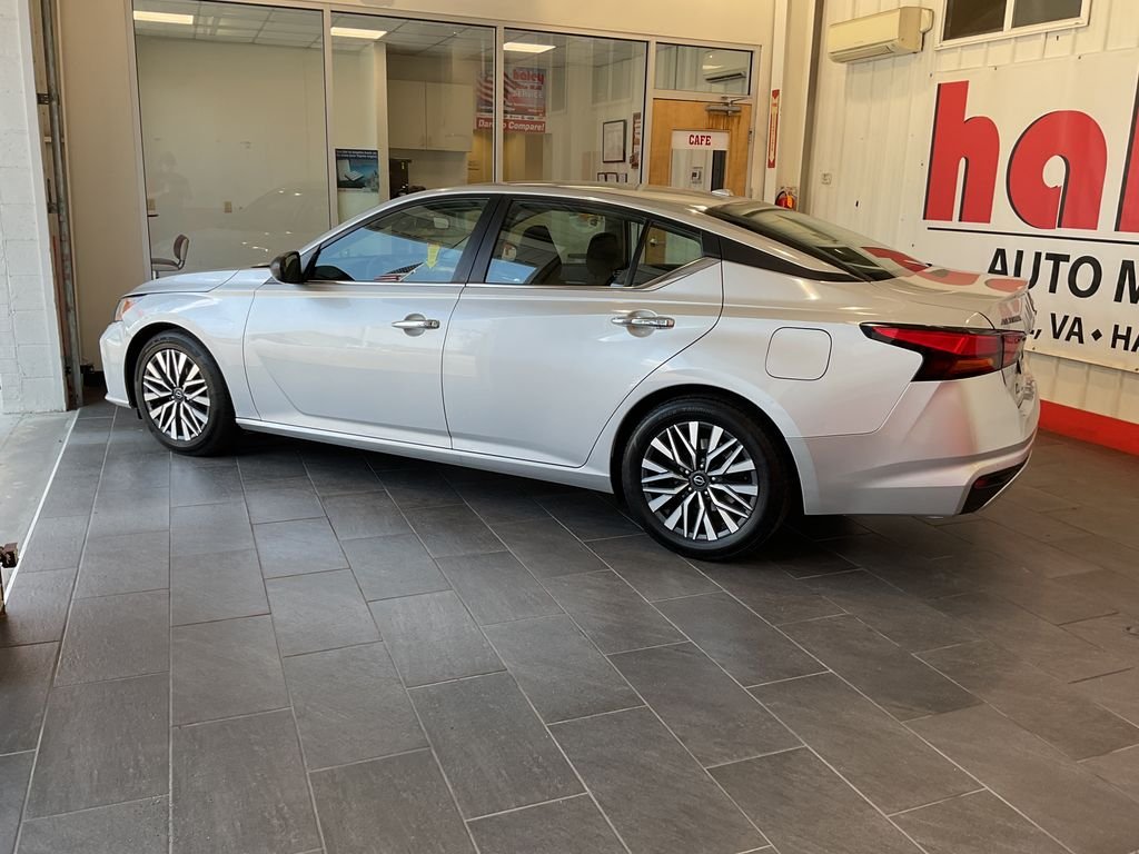 Used 2024 Silver Nissan 2.5 SV image 4