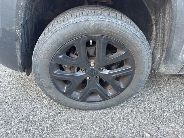 Used 2018 White Jeep Latitude image 7
