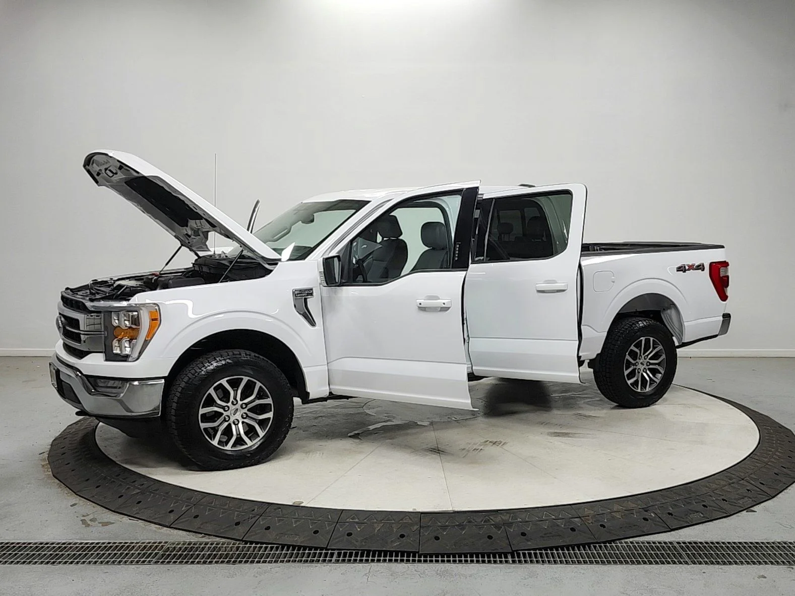Used 2021 White Ford Lariat image 11