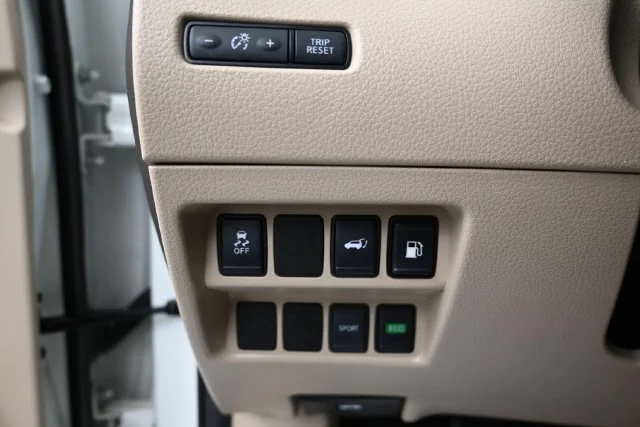 Used 2018 Pearl White Nissan SV image 13