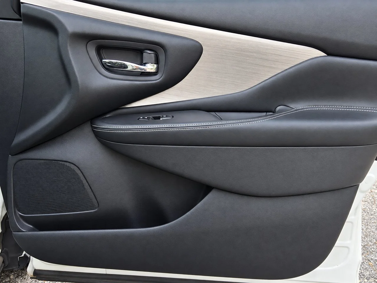 Used 2018 Pearl White Nissan SL image 31