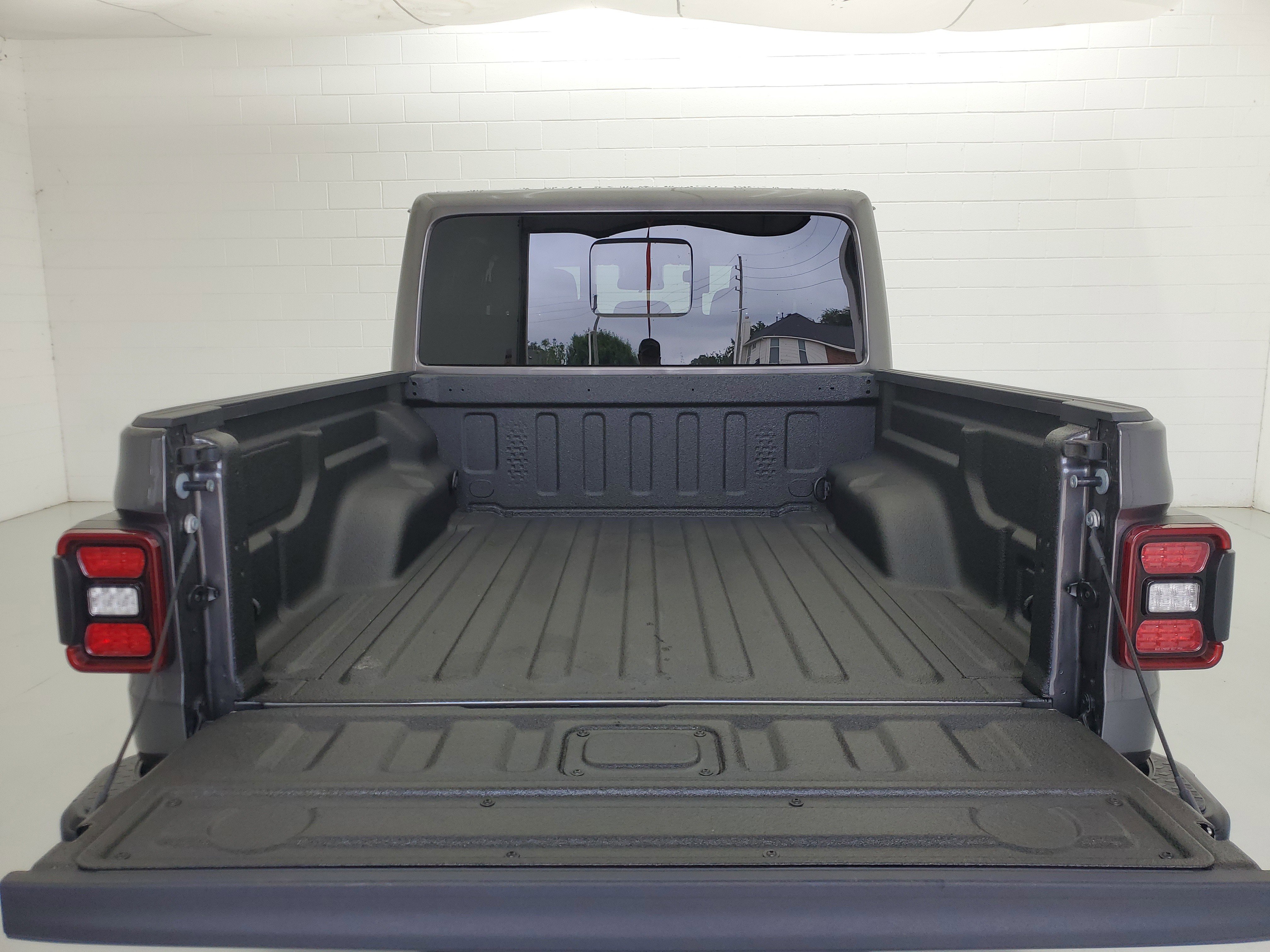 Used 2025 Granite Crystal Metallic Clearcoat Jeep Mojave image 9