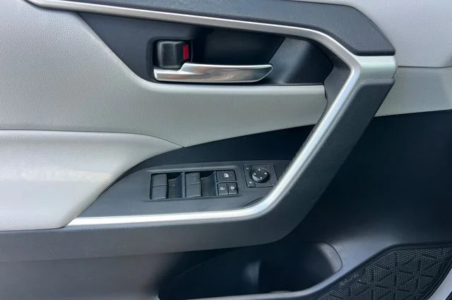 Used 2019 White Toyota XLE image 11