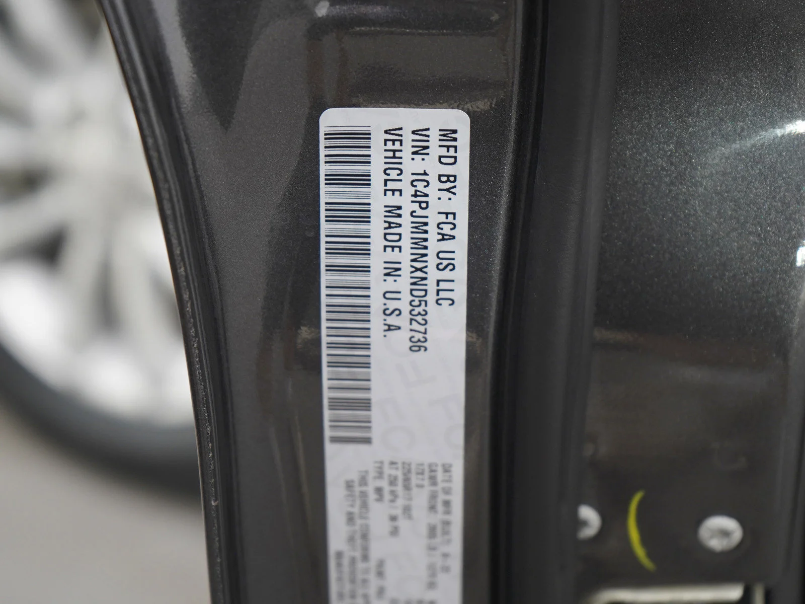 Used 2022 Granite Crystal Metallic Clearcoat Jeep Latitude Lux image 24