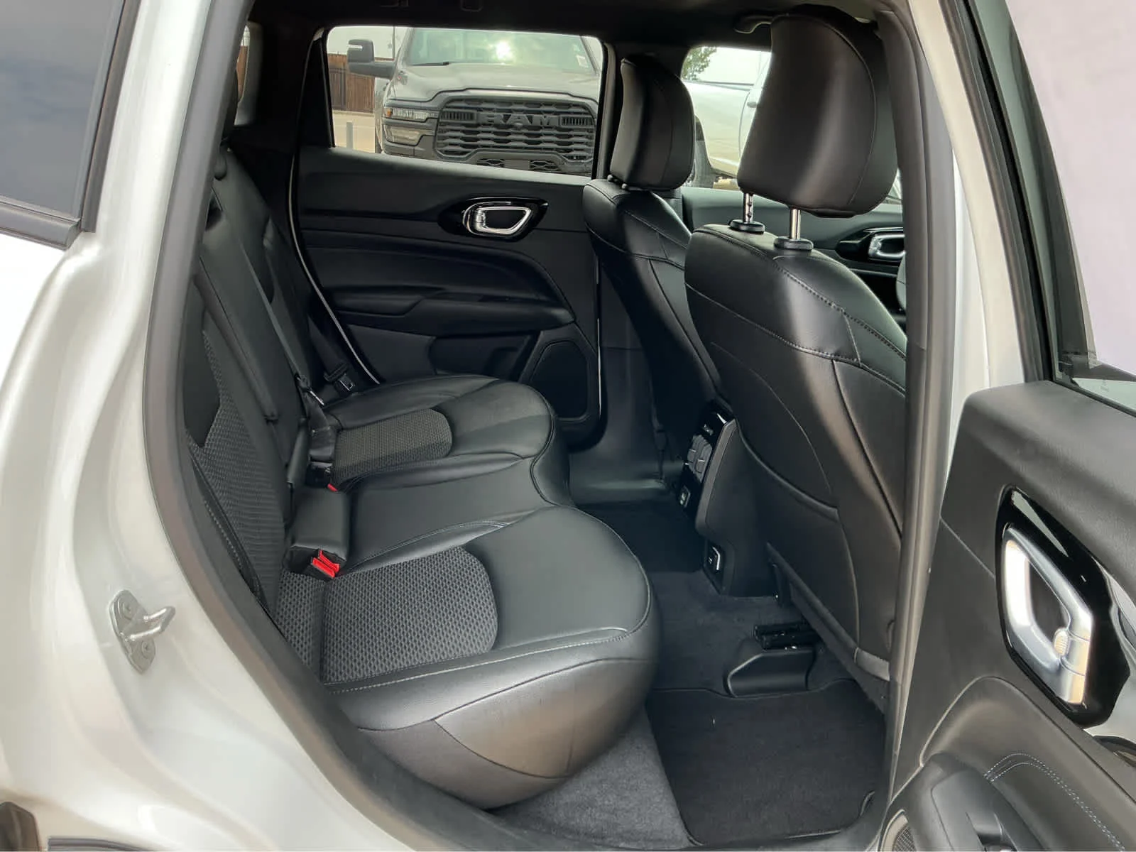 Certified Used 2025 Bright White Clearcoat Jeep Latitude image 18