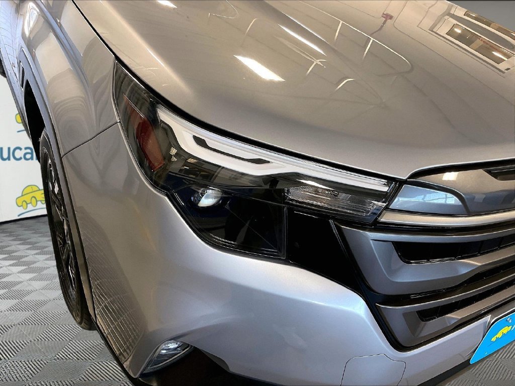 Used 2025 Ice Silver Metallic Subaru Premium image 33