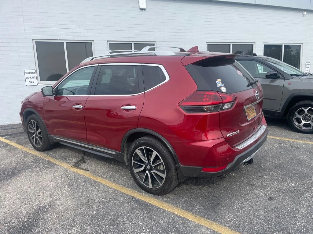Used 2019 Red Nissan SL image 4
