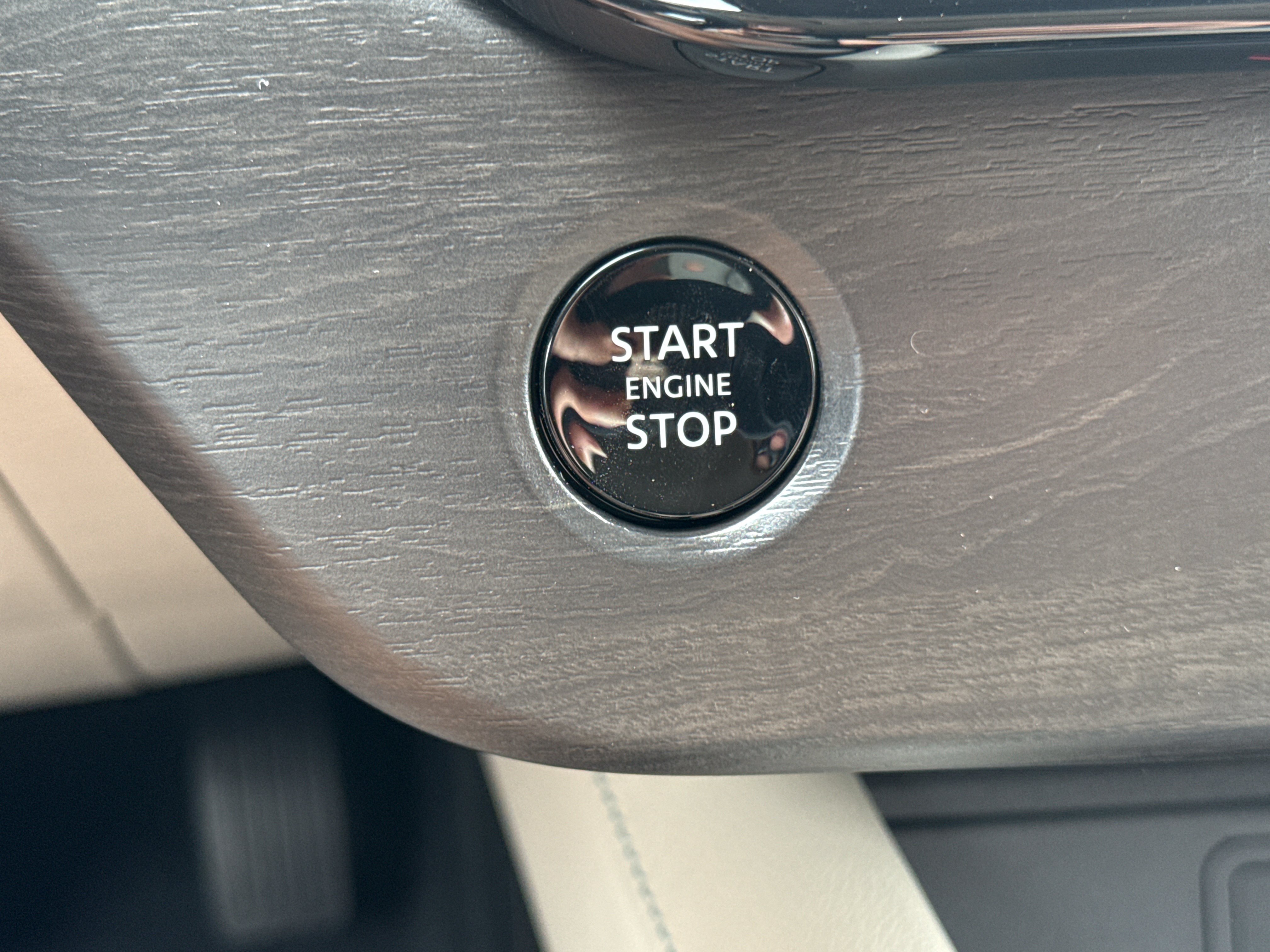 Used 2025  Nissan Platinum image 27