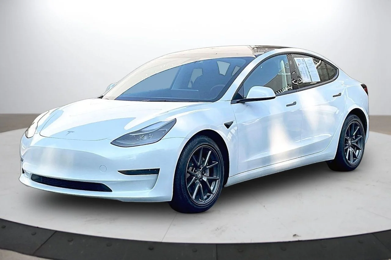 Used 2023  Tesla Base image 4