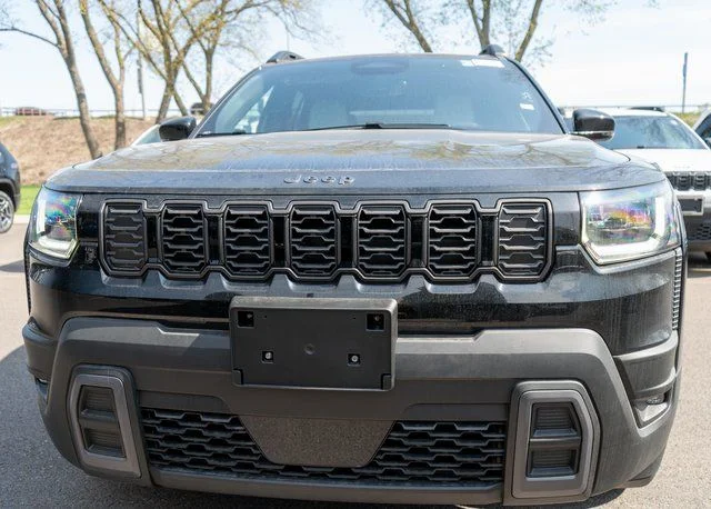 New 2026 Diamond Black Crystal Pearl-Coat Exterior Paint Jeep Limited image 3