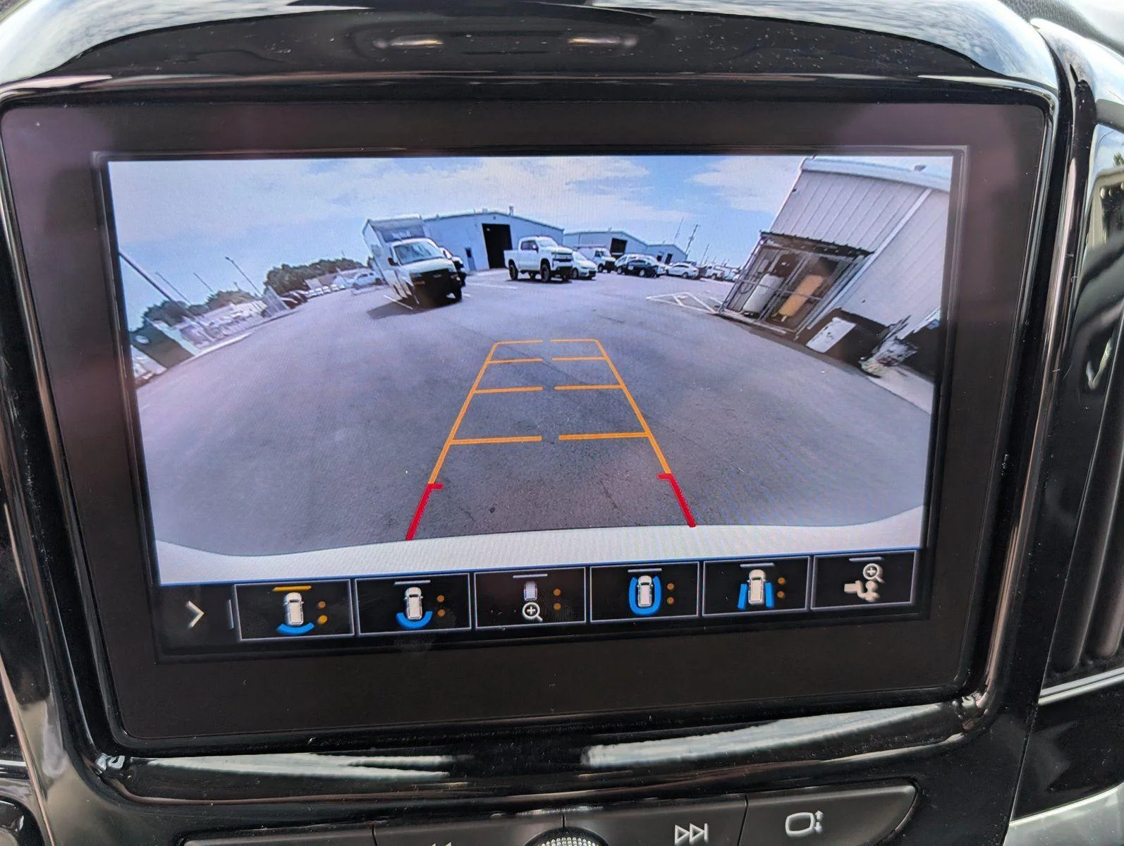 Used 2020 IRIDESCENT PEARL TRICOAT Chevrolet LT Leather image 17