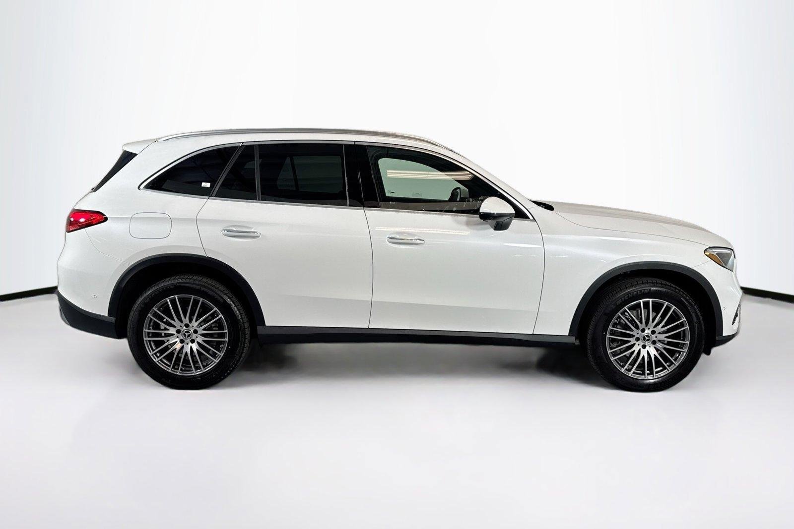 New 2026 Manufaktur Moonlight White Metallic Mercedes-Benz GLC 300 image 4
