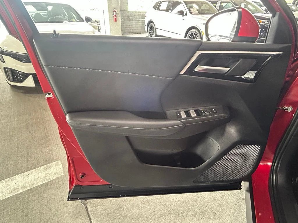 Used 2024 Diamond Mitsubishi SE Black Edition image 18