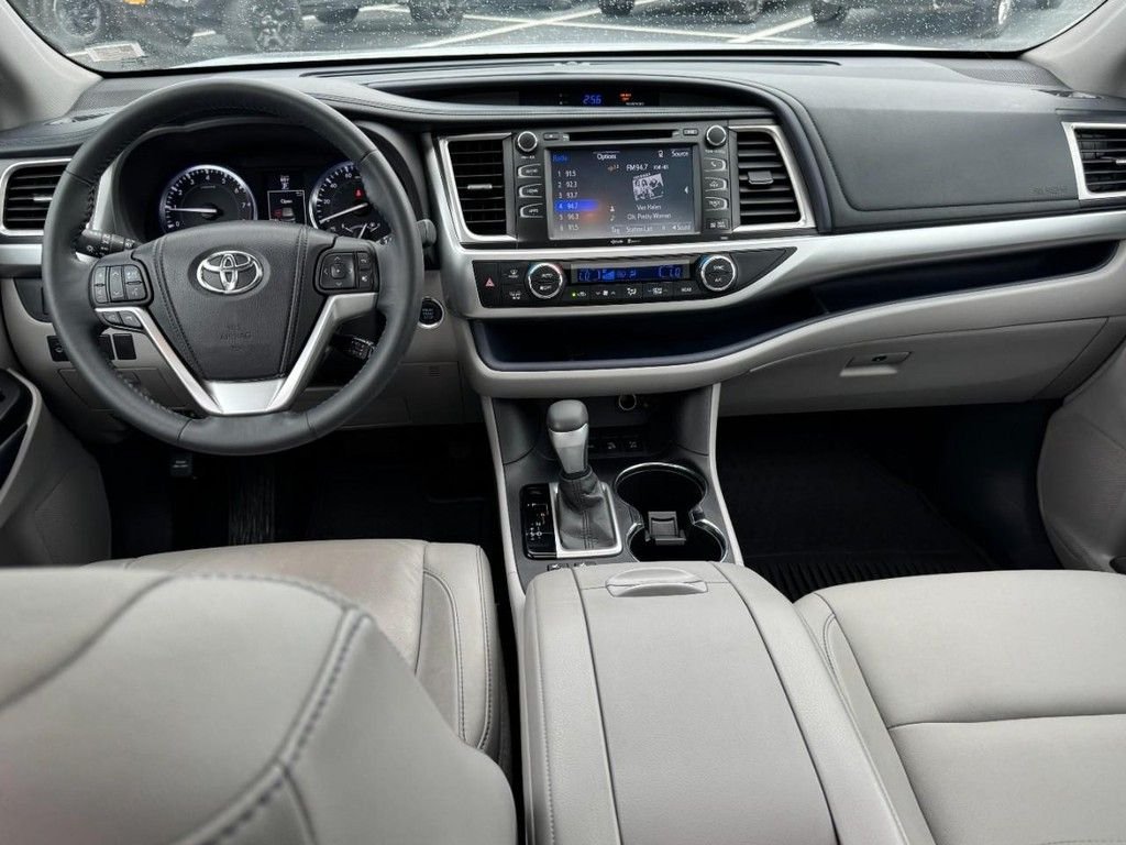 Used 2014 Silver Toyota XLE V6 image 12