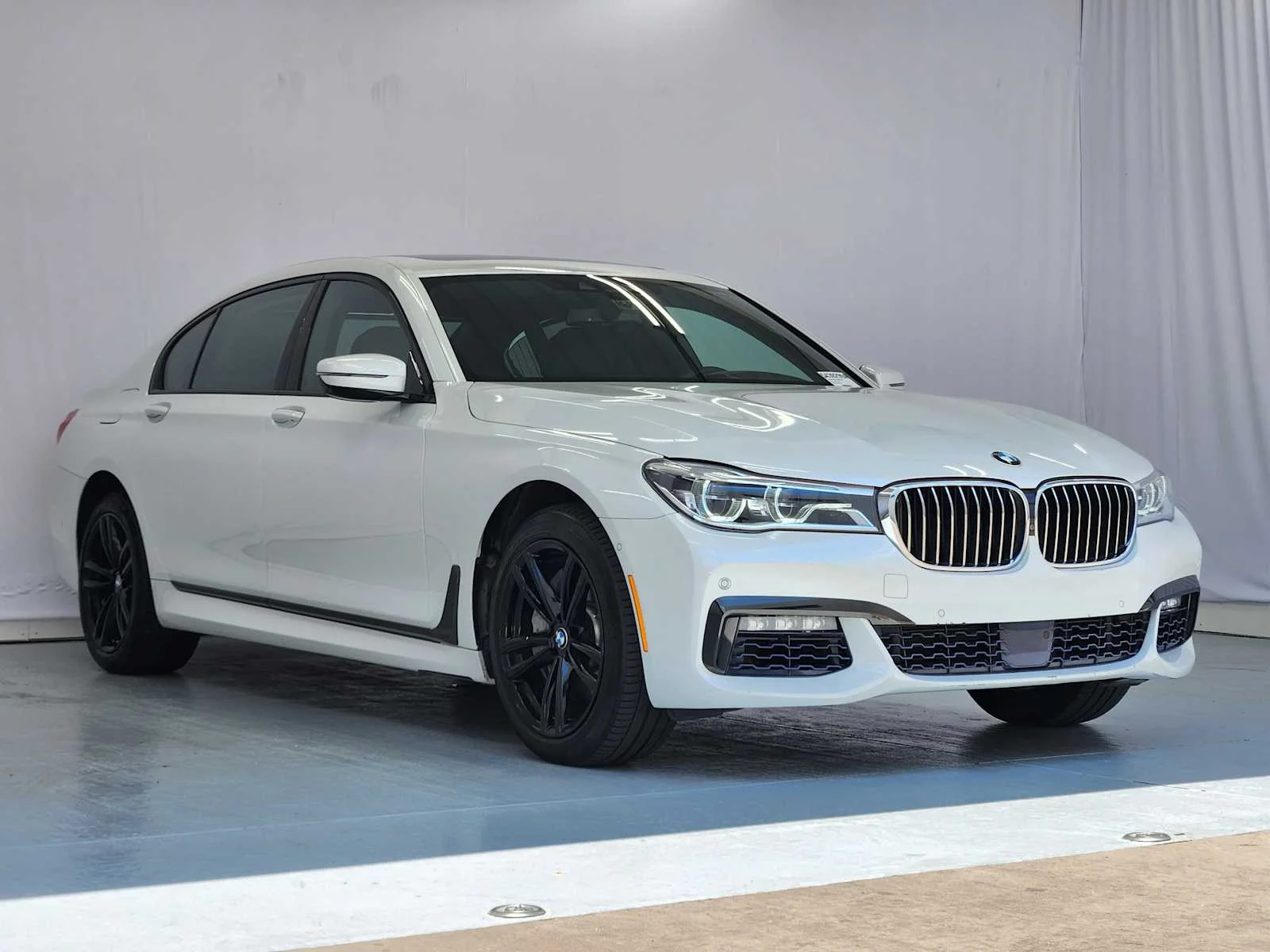 Used 2018 MINERAL WHITE BMW 750i image 3