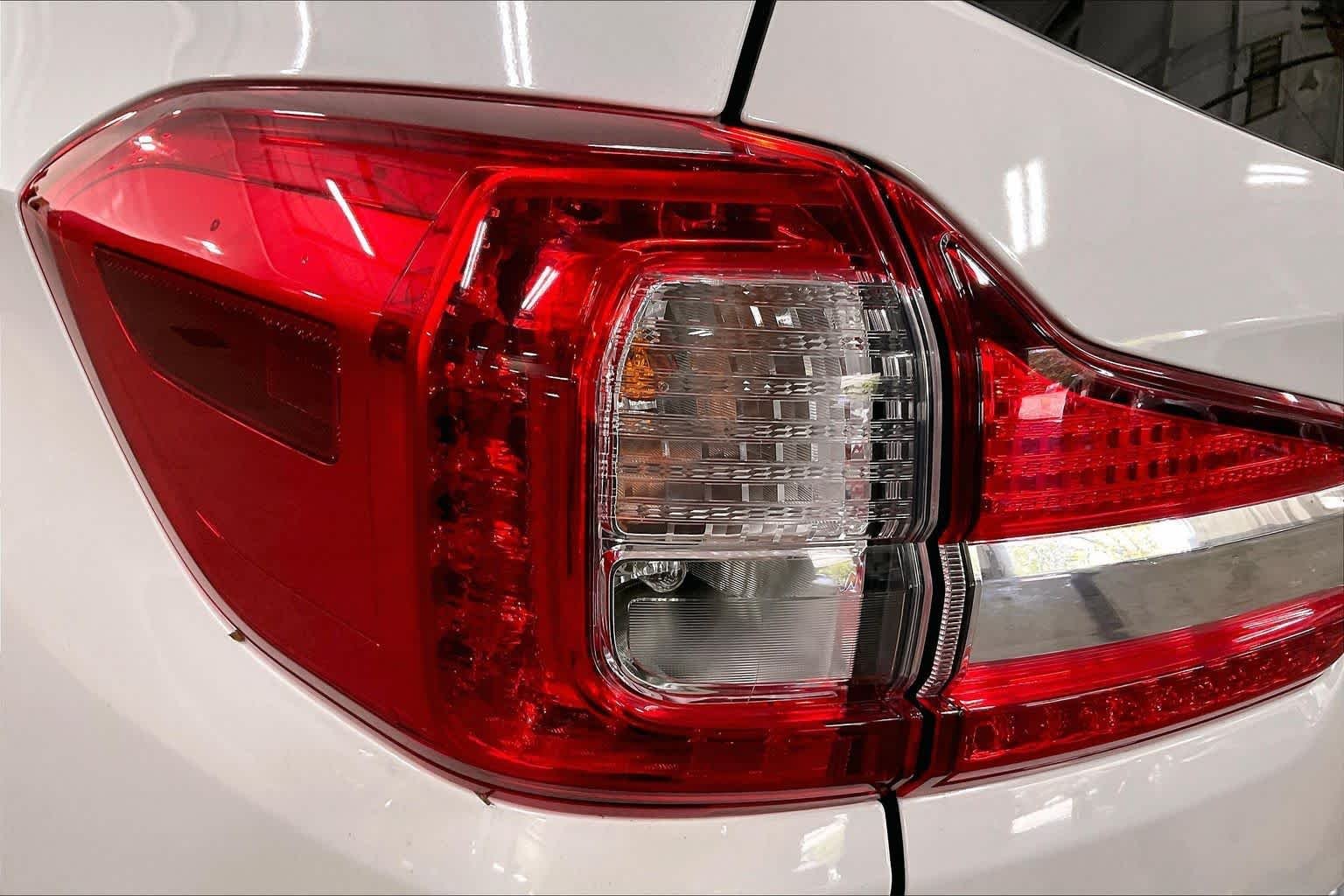 Used 2019 Crystal White Pearl Subaru Premium image 28