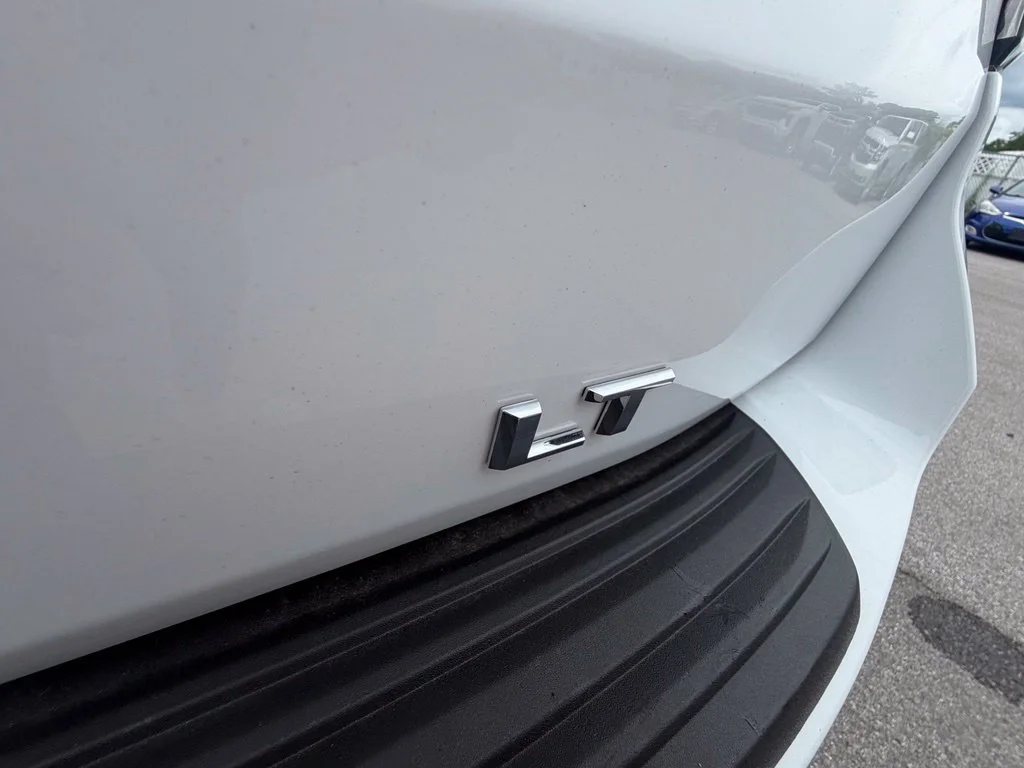Used 2025 Summit White Chevrolet LT image 13