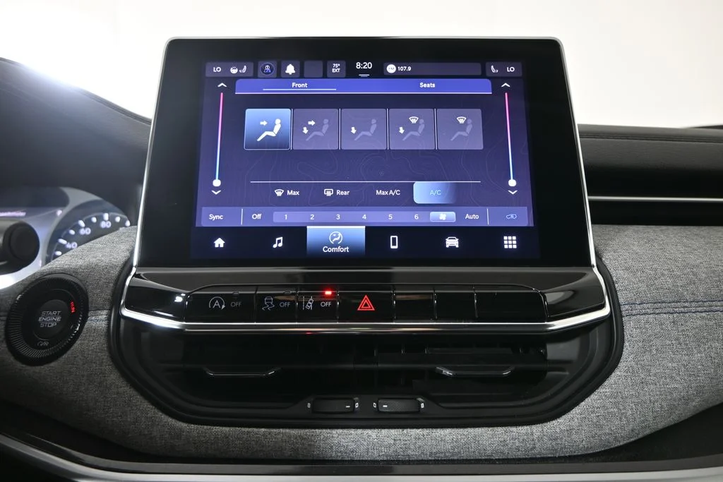 Used 2022 White Jeep Latitude image 27