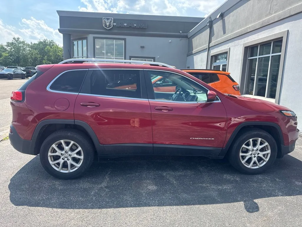 Used 2016 Red Jeep Latitude image 8