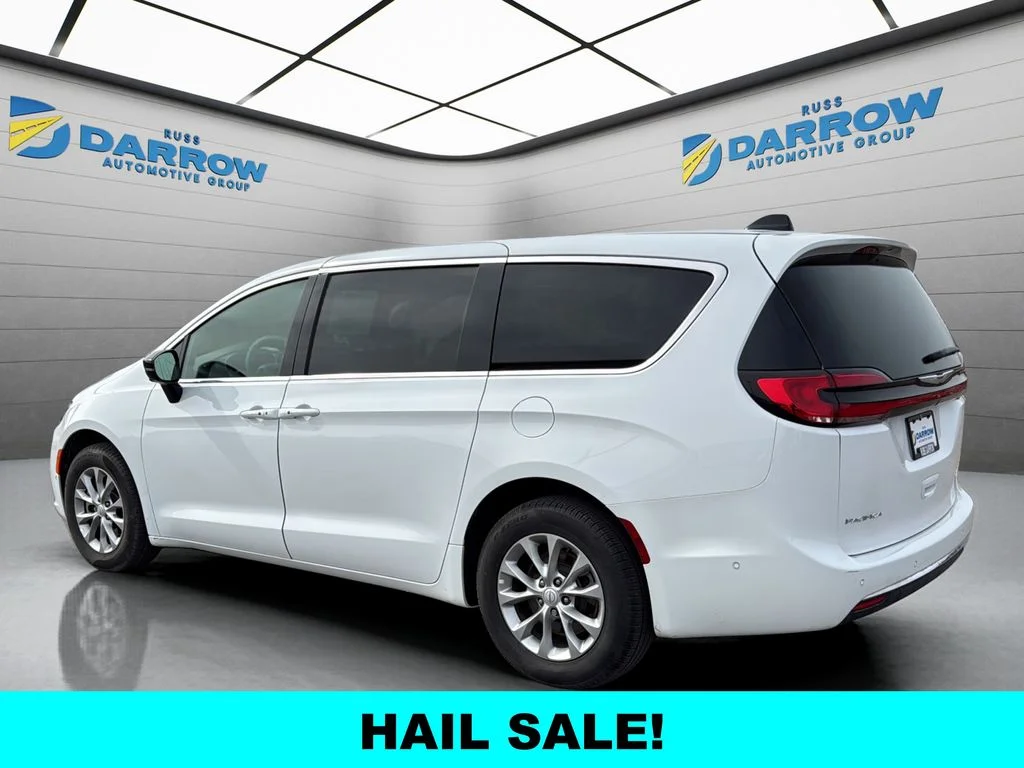 Used 2025 White Chrysler Select image 3