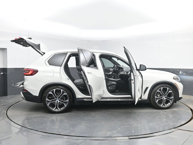 Used 2022 White BMW sDrive40i image 54