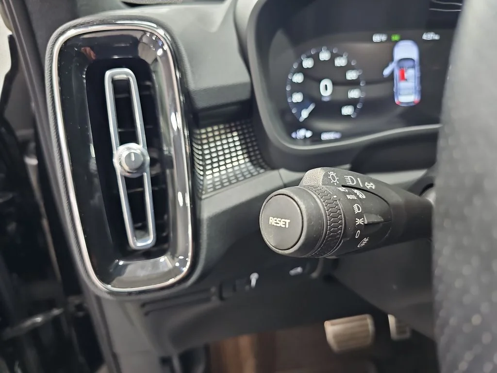 Used 2021 Black Volvo R-Design image 28