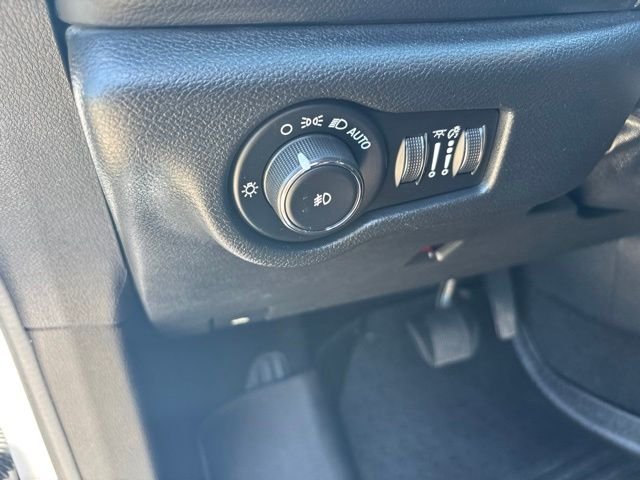 Used 2019 Bright White Clearcoat Chrysler Touring L image 15