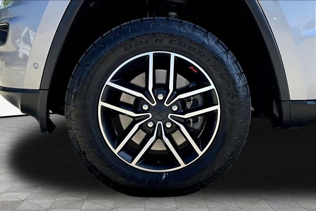 Used 2019 Silver Jeep Trailhawk image 33