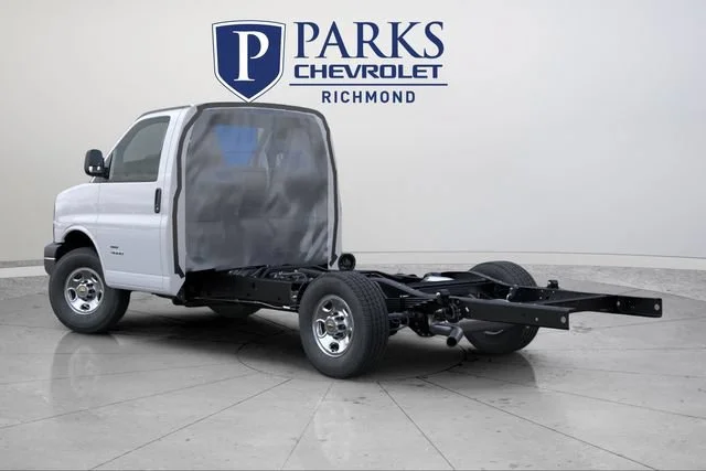 New 2025 Summit White Chevrolet 1WT image 4