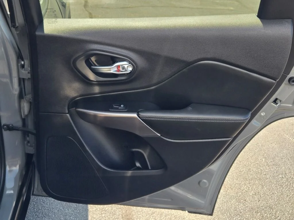 Used 2019 Gray Jeep Latitude Plus image 10