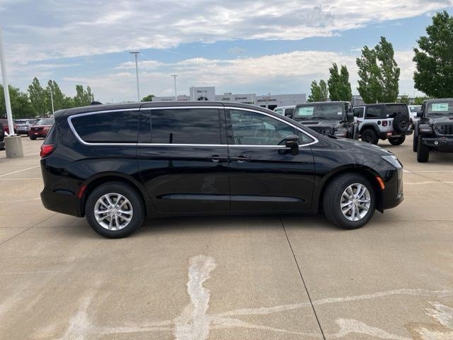 New 2027 Diamond Black Crystal Pearl-Coat Exterior Paint Chrysler Select image 4