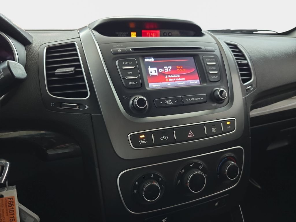 Used 2015 Snow White Pearl Kia LX image 22