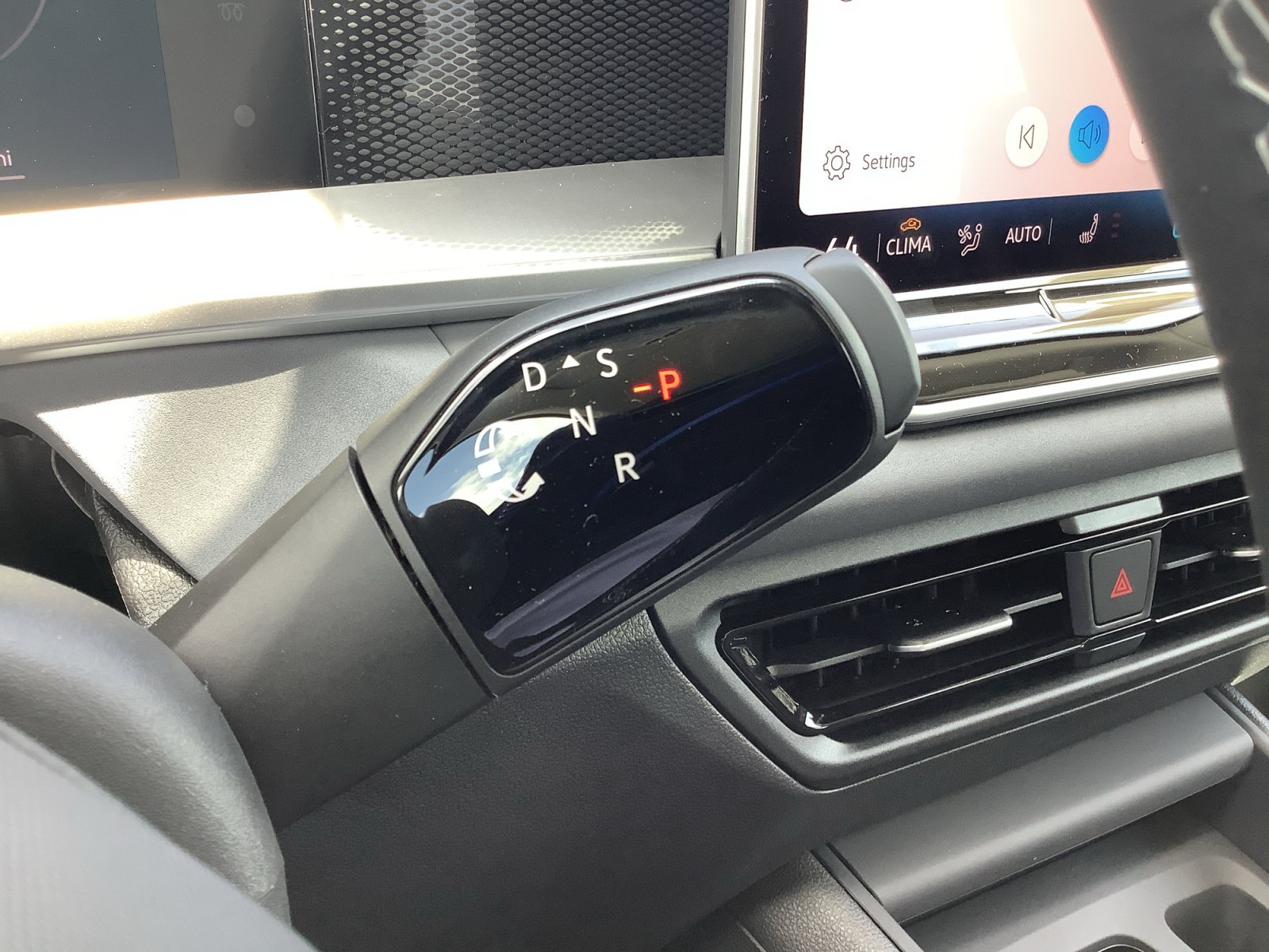 New 2026 PURE WHITE Volkswagen SE image 15