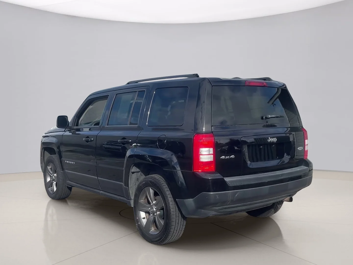 Used 2015 Black Jeep LATITUDE image 3