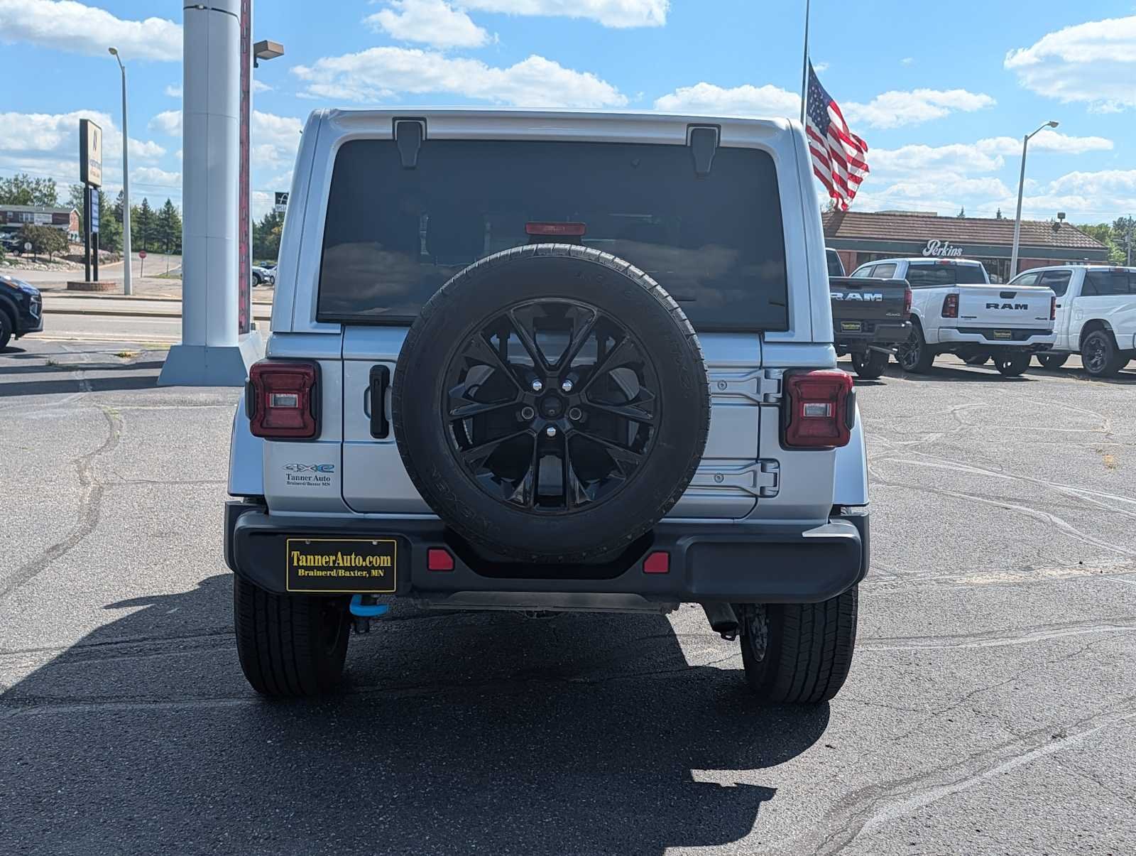 Used 2024 Silver Zynith Clearcoat Jeep Sahara image 6