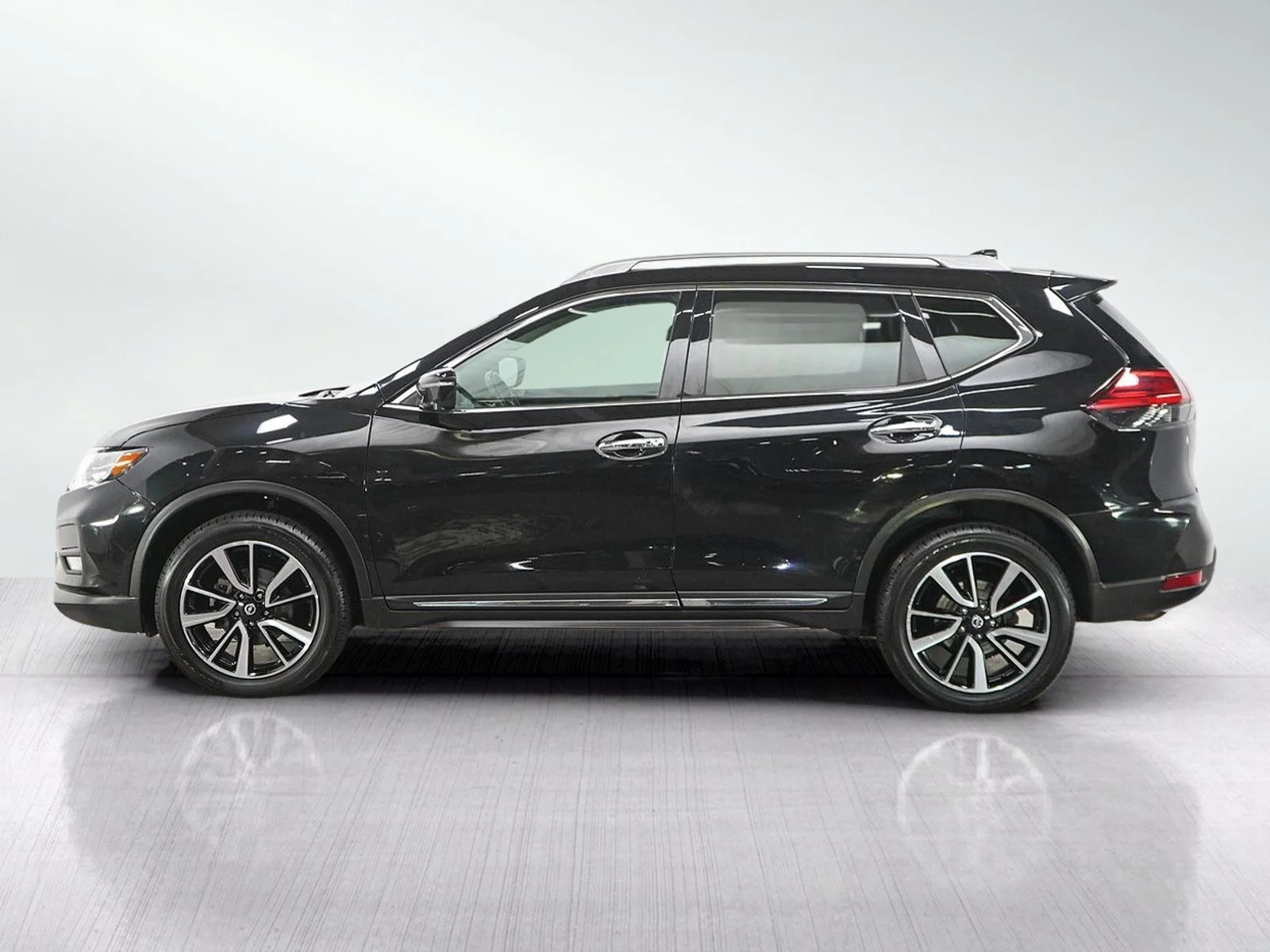 Used 2017 Nissan Rogue SL with VIN 5N1AT2MV8HC790845 for sale in Burnsville, Minnesota
