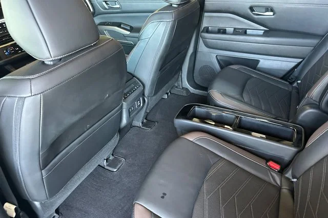 Used 2023 Silver Nissan Platinum image 11