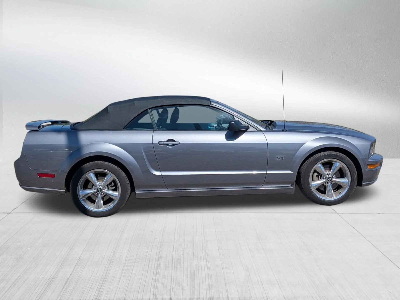Used 2006 Satin Silver Metallic Ford GT Premium image 8