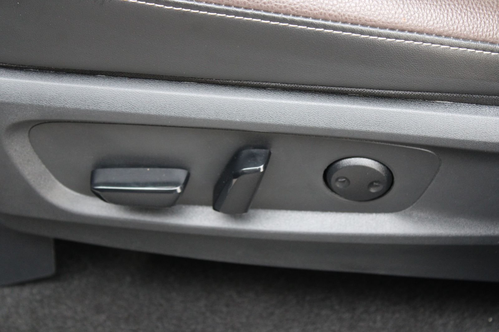 Used 2025 Red Nissan Platinum image 24