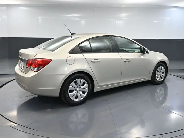 2013 Chevrolet Cruze LS - Photo 4