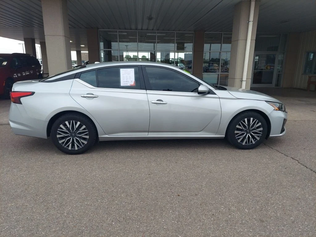 Used 2023 Silver Nissan 2.5 SV image 8