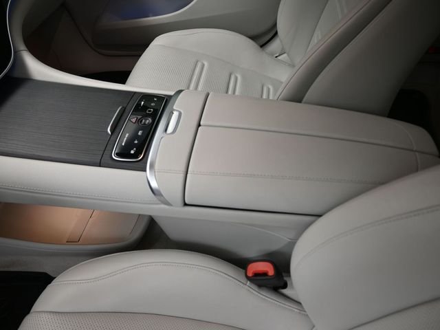 Used 2024  Mercedes-Benz Base image 31