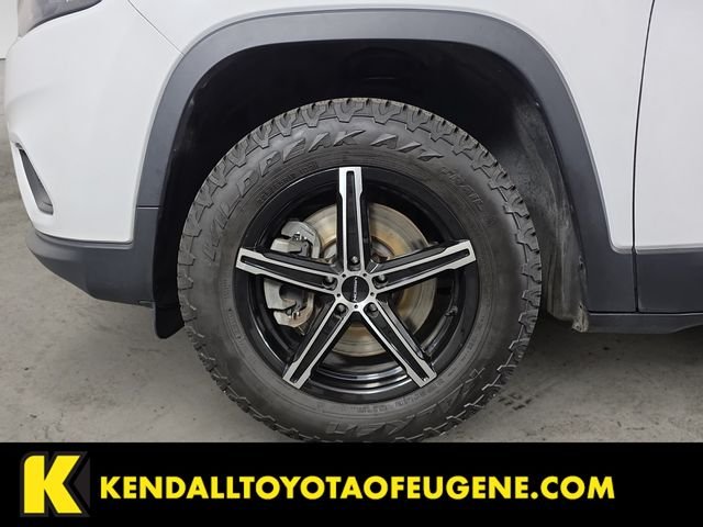 Used 2019 White Jeep Latitude Plus image 9