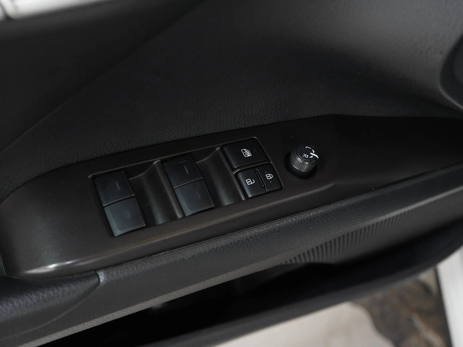 Used 2022  Toyota SE image 18