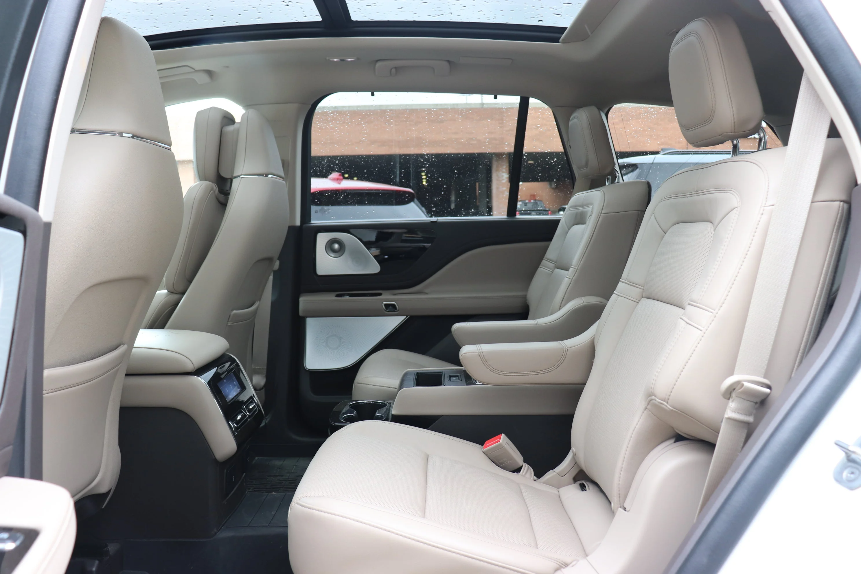 Used 2022 White Lincoln Reserve image 11