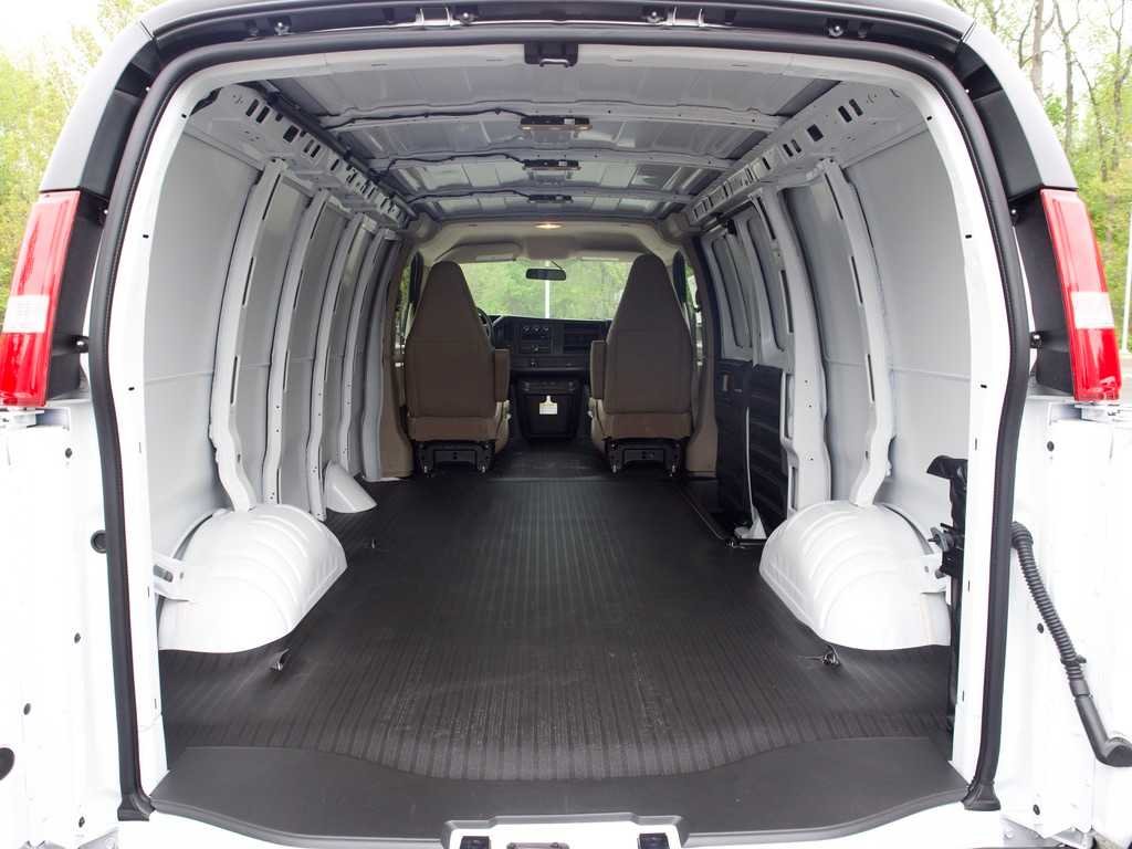 New 2026 Summit White GMC Work Van image 25