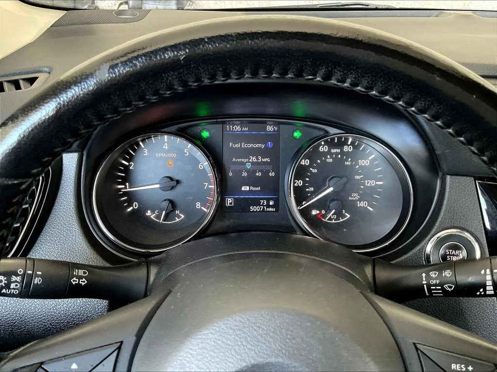 Used 2021 Scarlet Nissan SV image 14