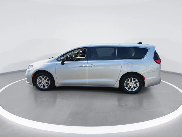 Used 2024 Silver Chrysler Touring L image 5