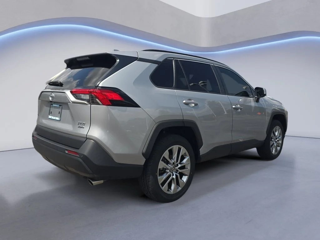 Used 2024 Silver Sky Metallic Toyota XLE Premium image 6
