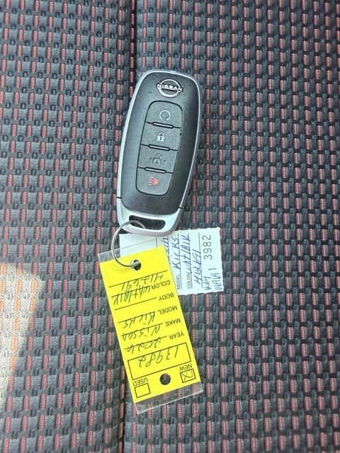 New 2026 Aspen White TriCoat / Super Black Two-tone Nissan SR image 31